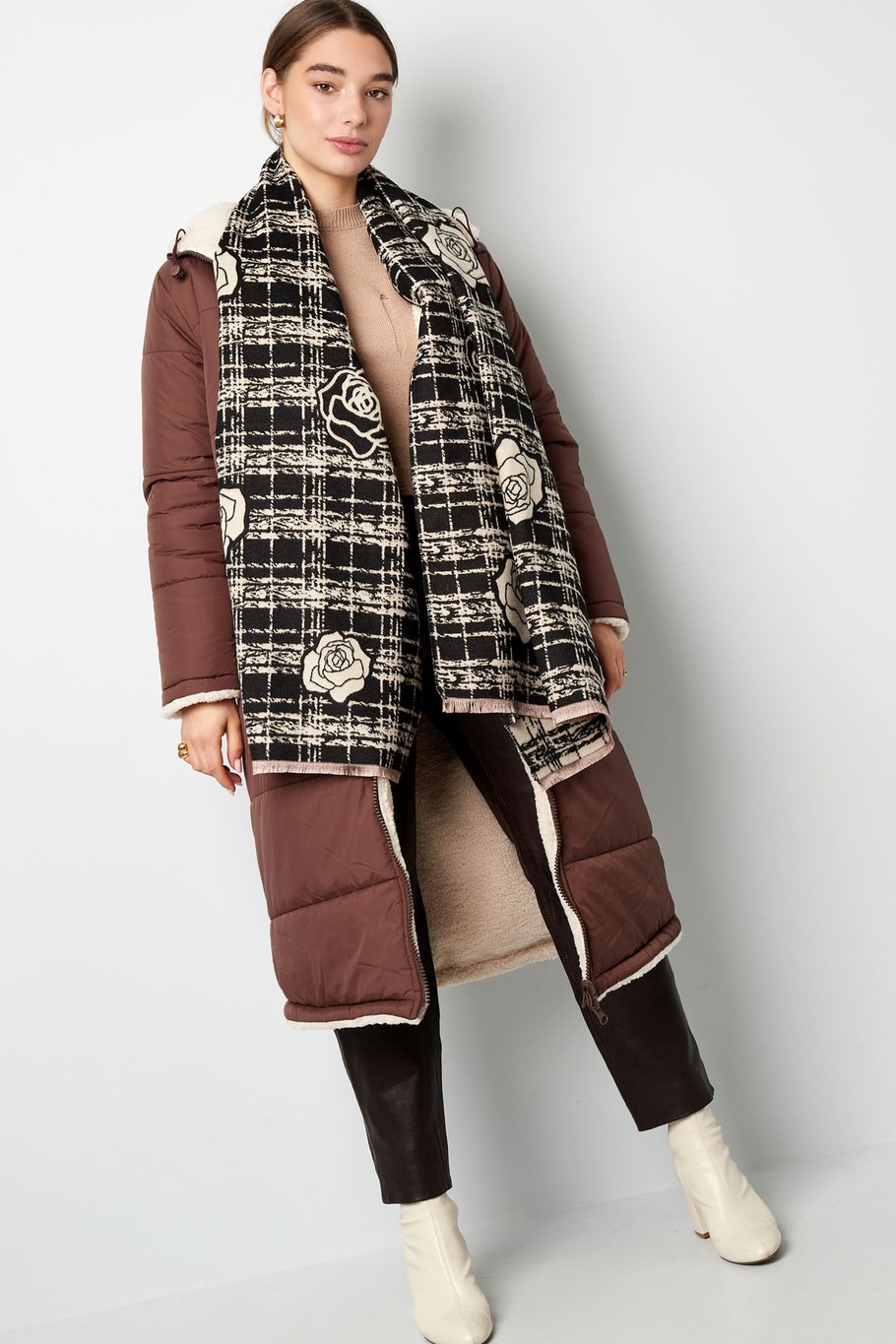 Sciarpa invernale con dettaglio rosa - beige Immagine4